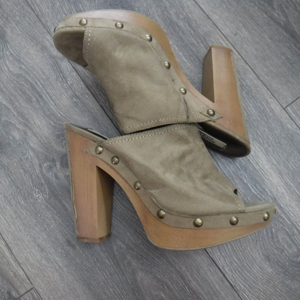 Sz 9 Simply Vera Wang open toe studded high heel shoes.